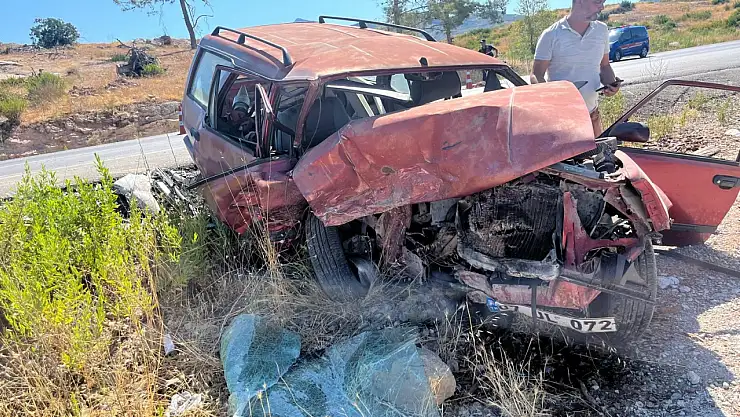 Konya yolunda otomobiller kafa kafaya çarpıştı: 1'i ağır 6 yaralı