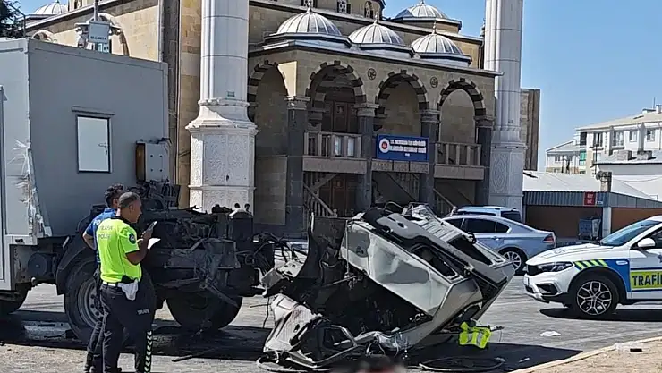 Konya yolunda tır ile karavan çarpıştı: 3 yaralı