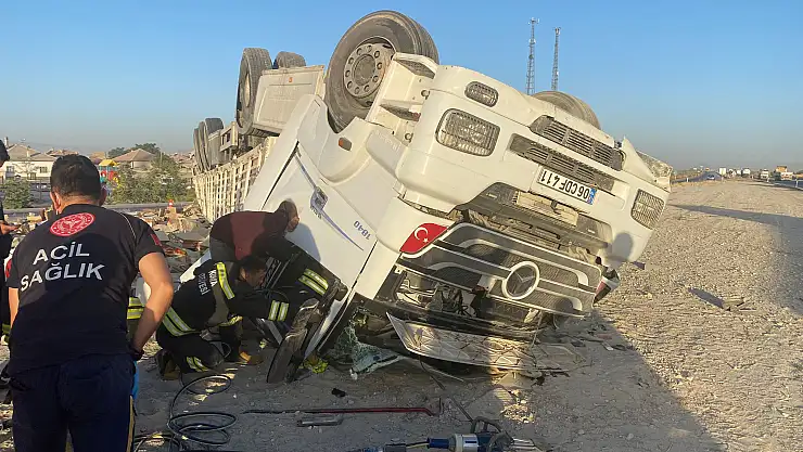 Konya'da tır şarampole devrildi: Yaralılar var