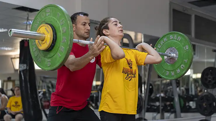 Konya'daki şampiyonadan madalya ile dönmeyi hedefliyor