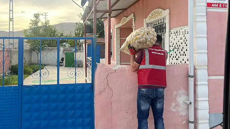 Konyalı muhtar sahada! İhtiyaç sahiplerine gıda paketleri ulaştırıldı