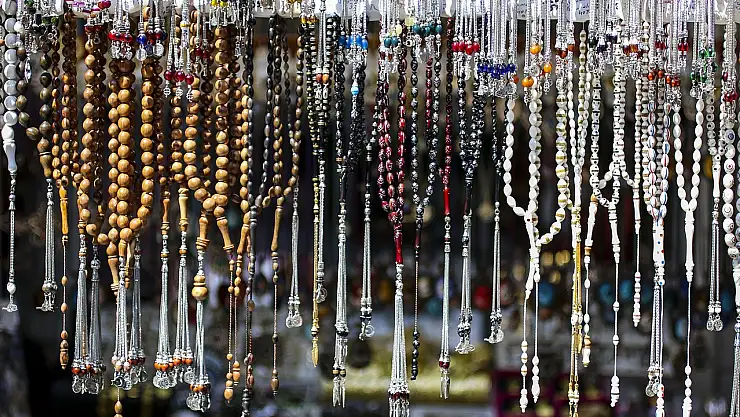 Konyalı Öğretmen Camilere Tesbih Hediye Etmeye Başladı!