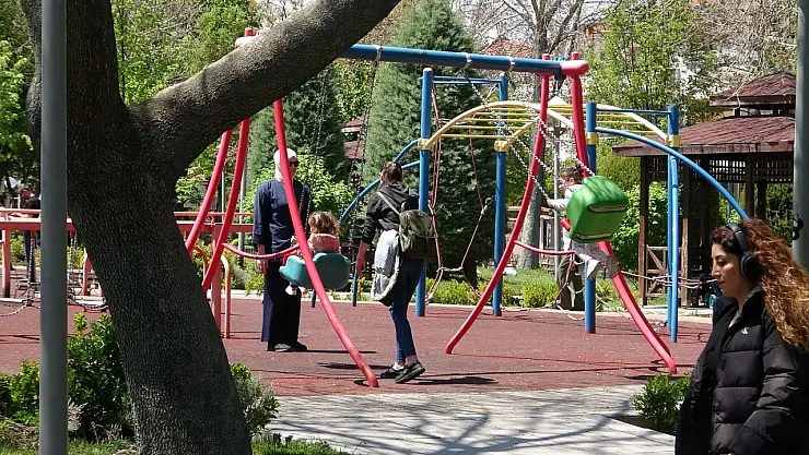 Konyalı vatandaşlar güneşli havaları parkta değerlendirdi