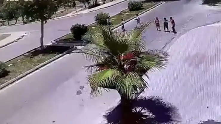 Köpeklerden kaçan 2 çocuğa otomobil çarptı