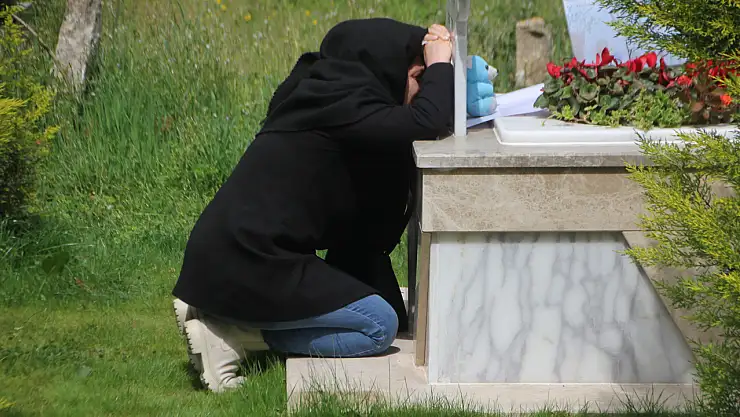 Köpeklerden kaçarken hayatını kaybeden çocuk, mezarı başında anıldı