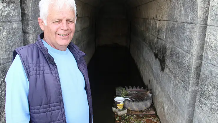 Köprü önüne ve regülatör gözleri içinde kuluçkaya yatan Meke ve kazlar ilgi odağı oldu