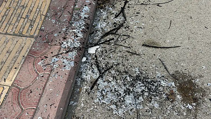 Korku dolu anlar: Elektrik teli havai fişek gibi patladı