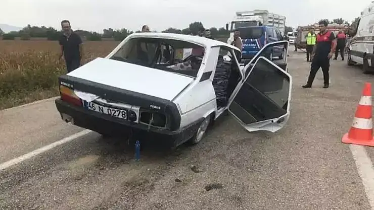 Korkutan kaza: İki otomobil çarpıştı, çok sayıda kişi yaralandı