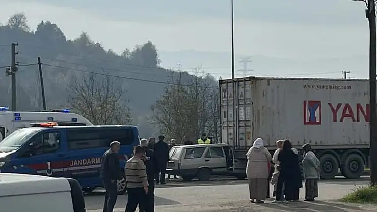 Korkutan kaza! Otomobil TIR'a ok gibi saplandı