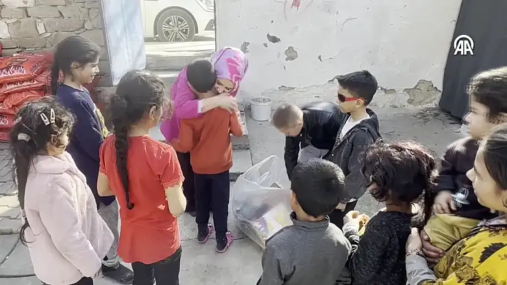 Koruyucu aile şefkatiyle büyüdü, şimdi çocuklara umut oluyor