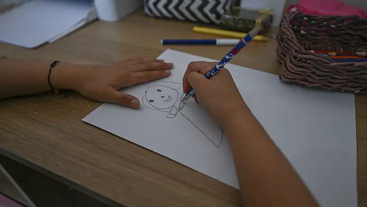 Koruyucu aile sevgisiyle engeller aşılıyor: Zihinsel engelli çocuk okuma yazma öğreniyor