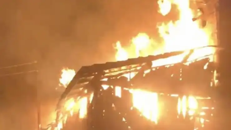 Köyde esrarengiz yangın: 3 ev kül oldu!