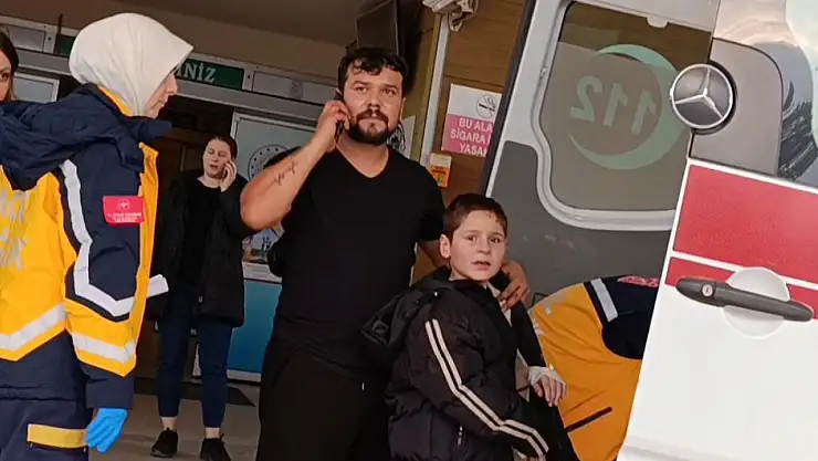 Küçük çocuğun oyunu kana bulandı! Parmağı kopma noktasına geldi