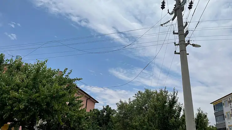 Kulu'da aşırı rüzgar, mahalleyi elektriksiz bıraktı