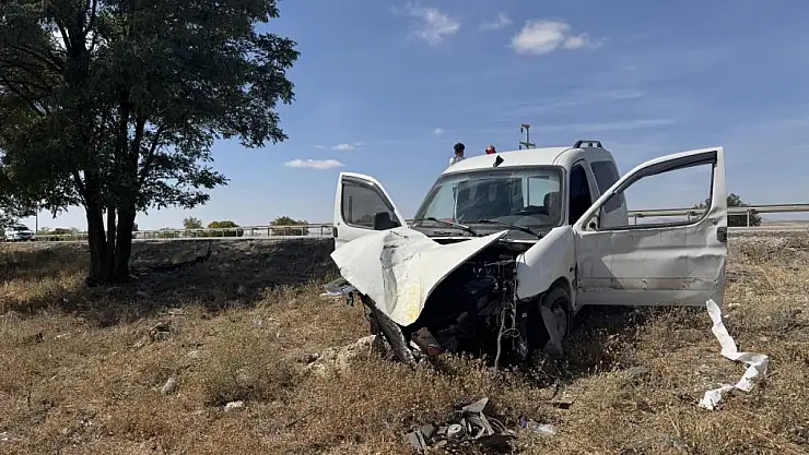 Kulu'da hafif ticari araç şarampole yuvarlandı