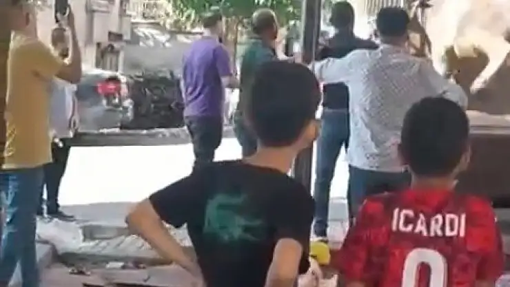 Kurbanlık boğa kasaba saldırdı