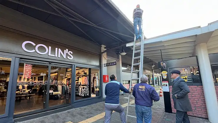 Kuyumcuyu çatıdan girerek soydular