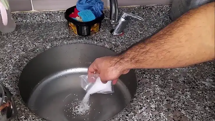 Lavabo açıcı içen 1 yaşındaki çocuk nasıl kurtuldu? Uzman isim uyardı...