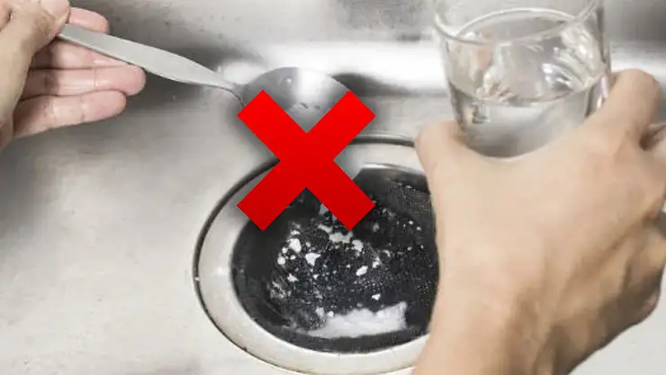 Lavabodan gelen pis kokuya doğal çözüm 3 yemek kaşığı dökmek sorunu çözüyor.