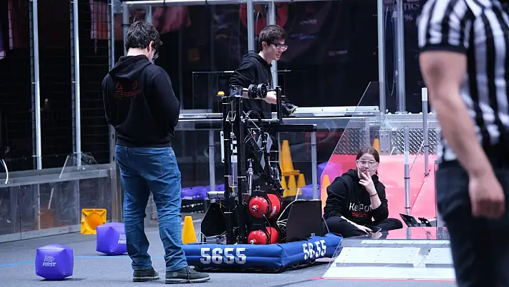 Lise öğrencileri 'robot'larıyla yarışıyor