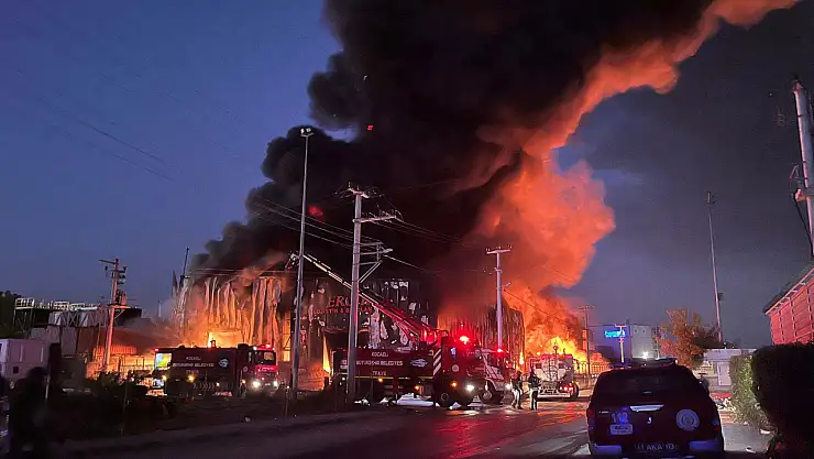 Lojistik deposunda korkutan yangın: Gece aydınlandı!