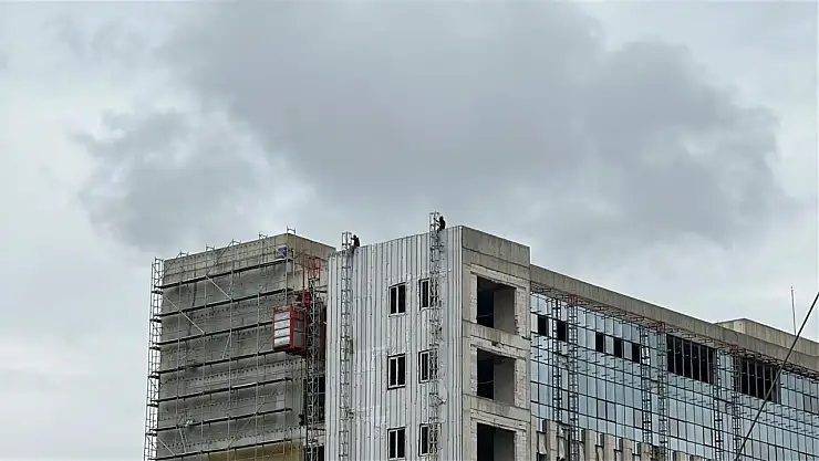 Maaşlarını alamadıklarını iddia ettiler: Çatıya çıkıp, eylem yaptılar!