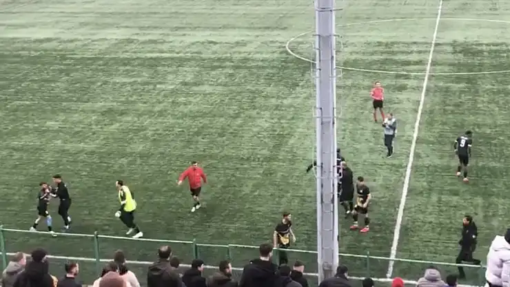 Maçı yarıda bırakıp kavga ettiler 