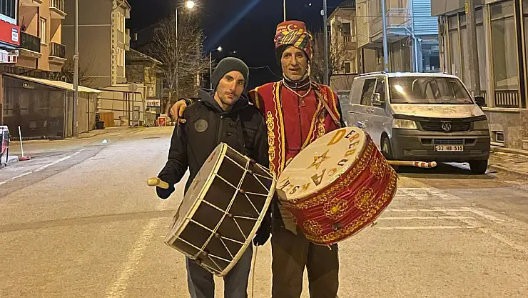 Mahalle sakinlerini 39 yıldır manileriyle sahura kaldırıyor