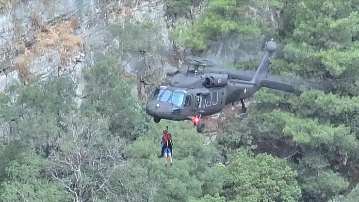 Mahsur kalan 10 kişi için helikopter havalandı!
