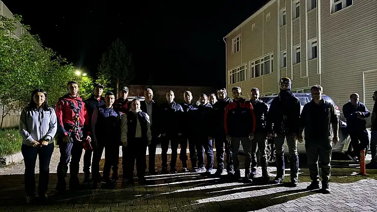 Mahsur kalan 2 dağcı ekipler tarafından kurtarıldı
