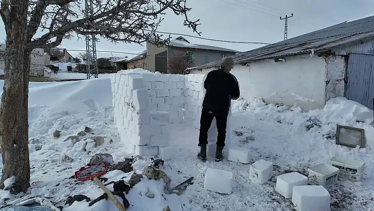 Mahsur kaldılar, kardan ev yapıp içinde çay içtiler
