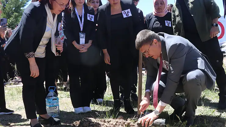 MAKÜ Öğrencileri, Depremlerde Kaybettikleri Arkadaşları İçin Hatıra Ormanı Oluşturdu