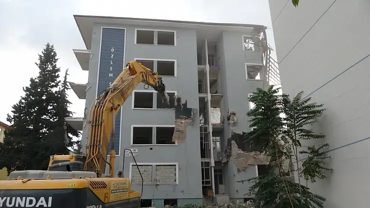 Malatya'da ağır hasarlı binalar yıkılıyor