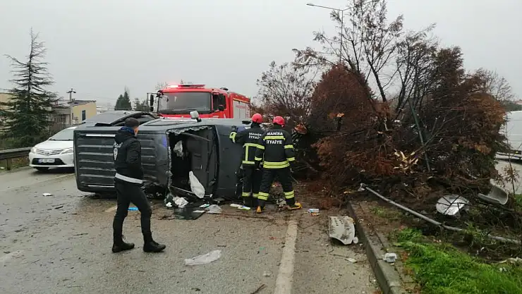 Manisada iki otomobile çarpan araç, ağaç ve elektrik direğini devirdi: Çok sayıda yaralı var!
