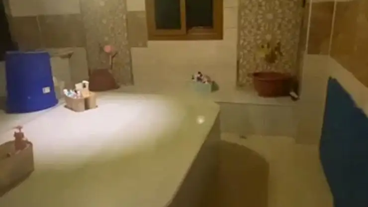 Masaj salonuna baskın! Fuhşa sürüklenen 9 kadın gizli bölmeden çıktı