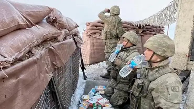 Mehmetçik iftarını görev başında yaptı!