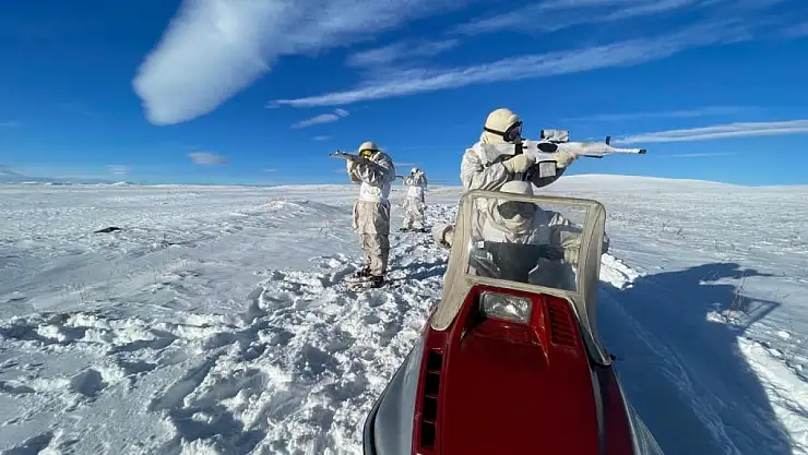 Mehmetçik, zorlu kış şartlarında çalışmalarına devam ediyor