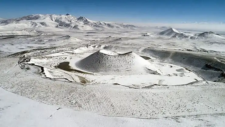 Meke Gölü, kar yağışıyla beyaza büründü