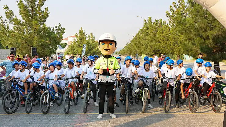 Meram'da düz bisiklet yarışları renkli görüntülere sahne oldu