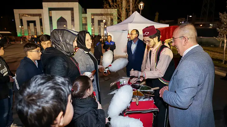 Meram'da Kadir Gecesi coşkusu: Başkanlar, hemşehrileriyle birlikte dua etti