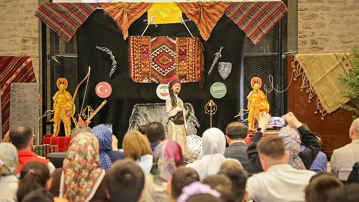 Meramlı minikler tarihi kahramanları sahneye taşıdı