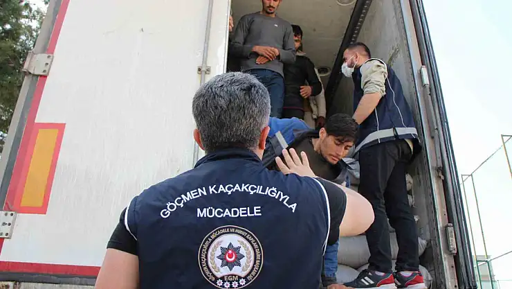 Mercimek yüklü tırdan 40 kaçak göçmen çıktı