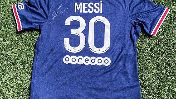 Messi'nin forma geliri depremzedelere...