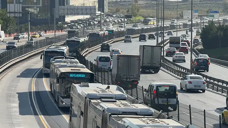 Metrobüsler çarpıştı: Yaralı var