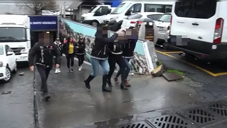 Metrobüste uyuşturucu hazırlayan üç kadın gözaltına alındı