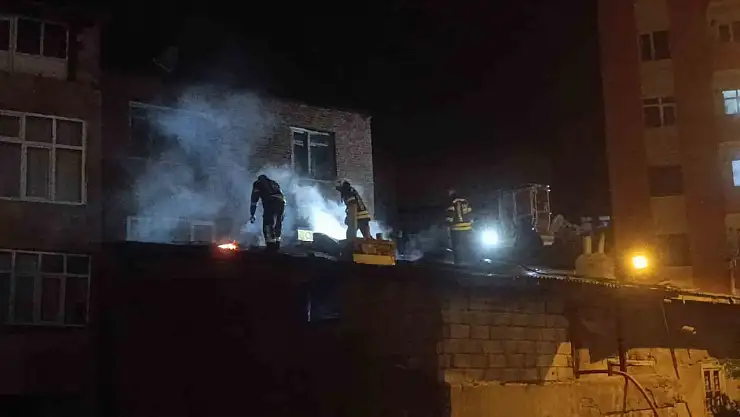 Metruk binada yangın çıktı