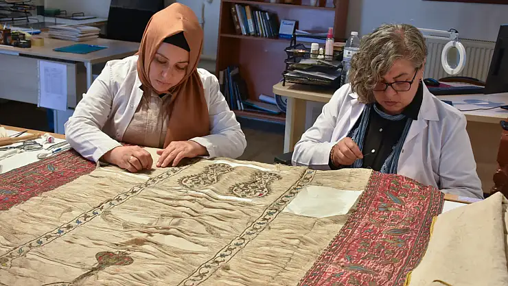 Mevlana'ya ait kıyafetler aslına uygun restore ediliyor