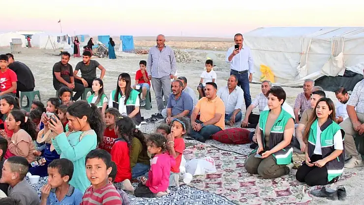 Mevsimlik tarım işçilerinin çadırda sinema keyfi