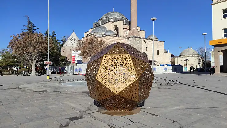 Meydanın ortasındaki Altıgen küp ilgi çekiyor