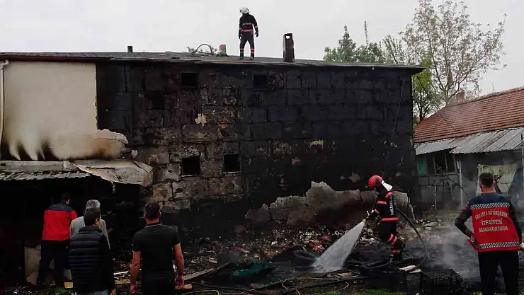 Meyve kasaları tutuştu